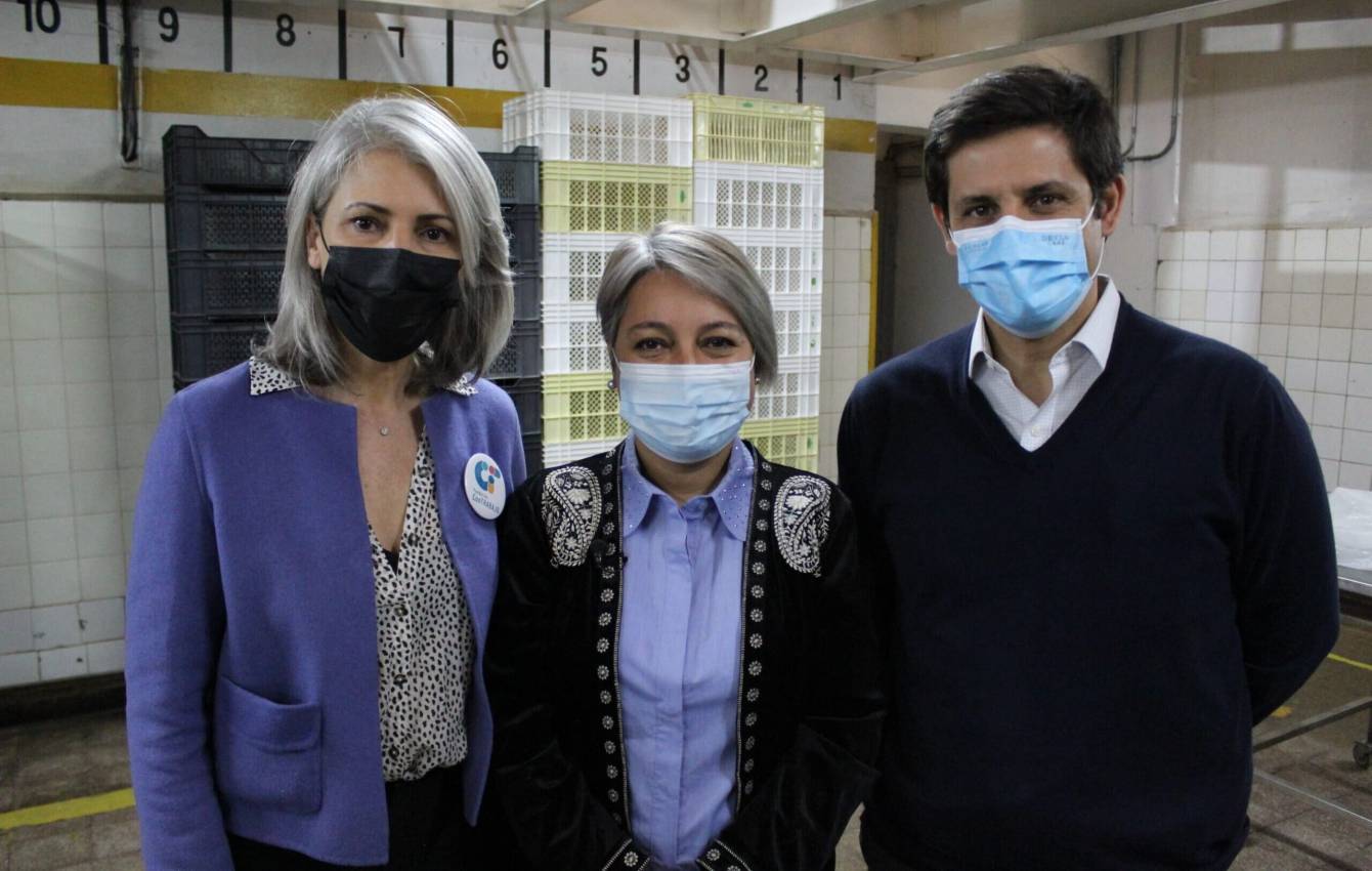 De izquierda a derecha: María José López, Directora Ejecutiva de la Fundación Con Trabajo, Jeannette Jara, Ministra del Trabajo y Alberto Ferrán, Gerente General de las Panaderías San Camilo en la casa matriz de la empresa