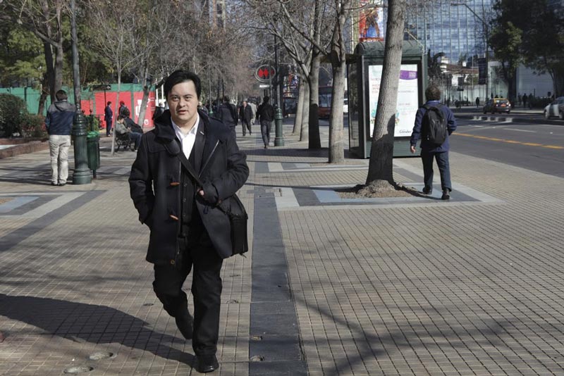 Sebastián Solorza caminando por las calles de Santiago