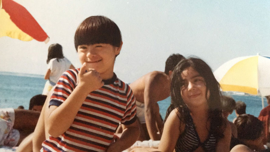 Sebastián Solorza de niño, posa juguetonamente para la cámara en la playa